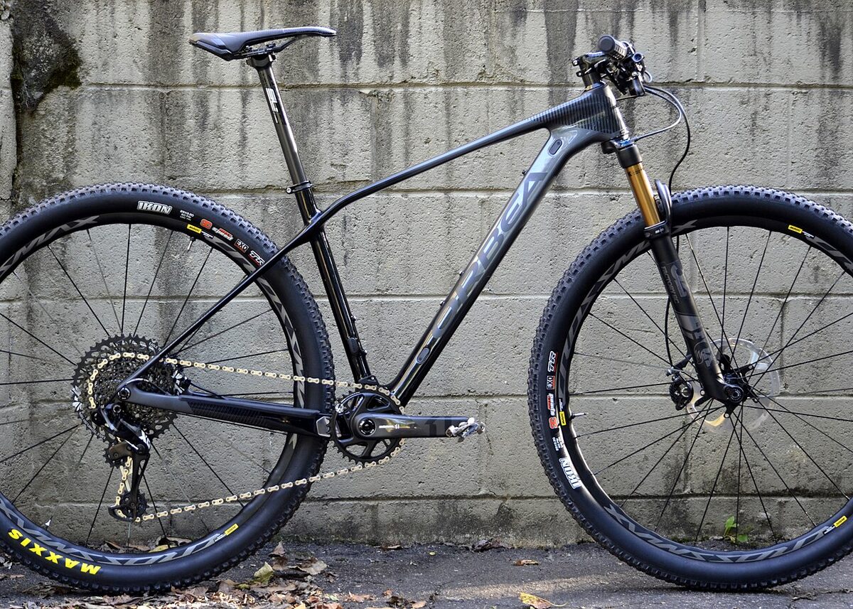 Horské kolo (hardtail) z boku